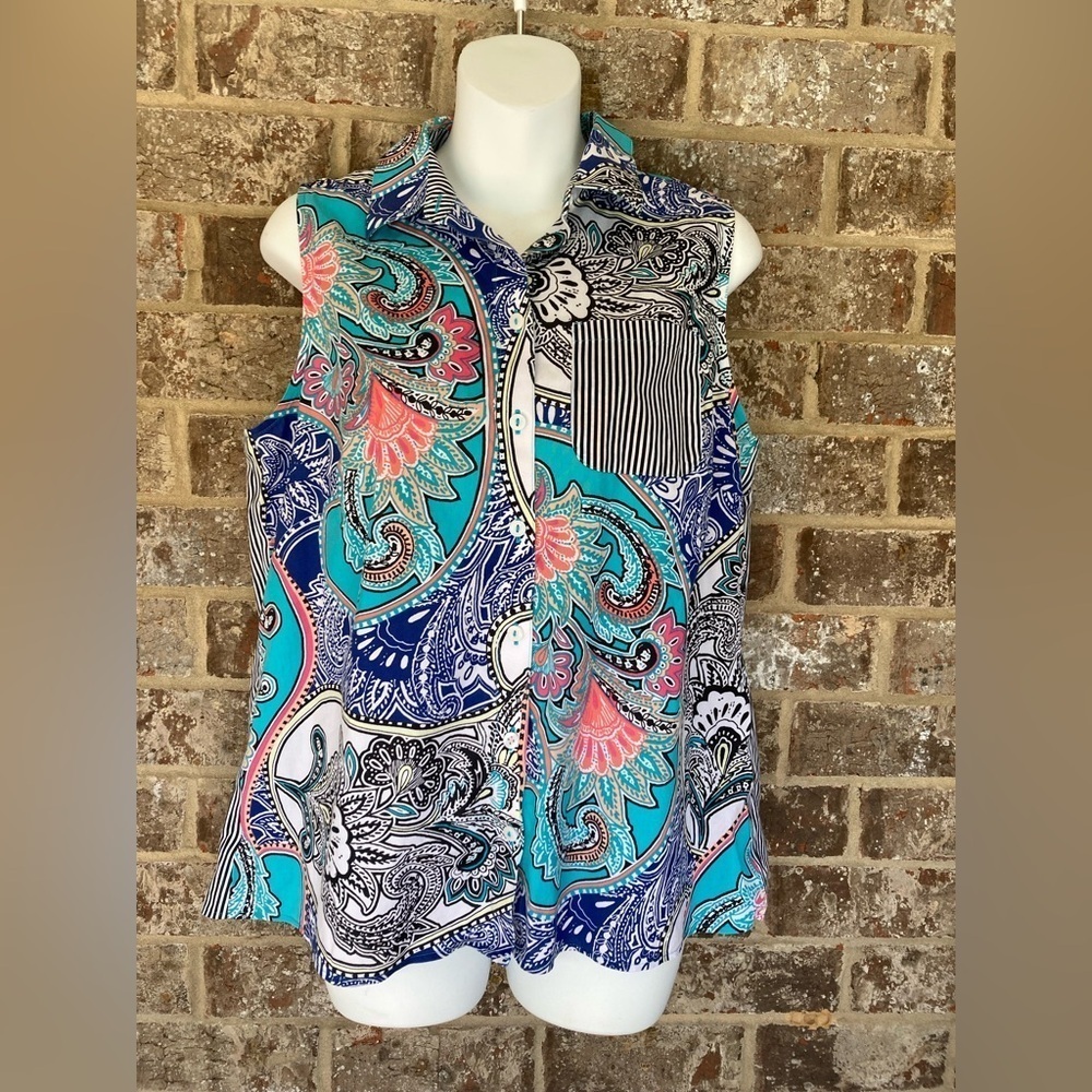 Chico’s no iron cotton mix sleeveless blouse
Striped paisley size 1 Medium Sz 8